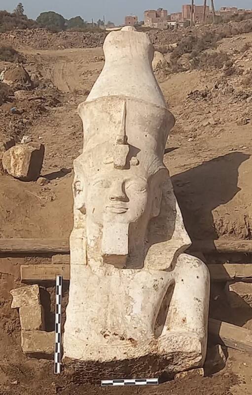 La parte superior de una estatua de Ramsés II enterrada en la antigua ciudad Hermópolis Magna