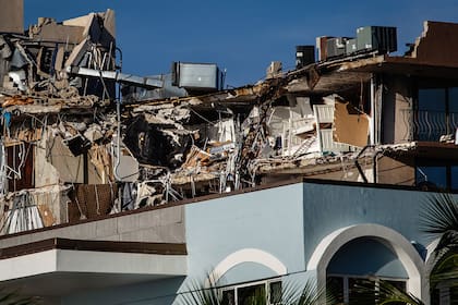 La parte superior del condominio Champlain Towers South parcialmente colapsado en el que murieron 98 personas