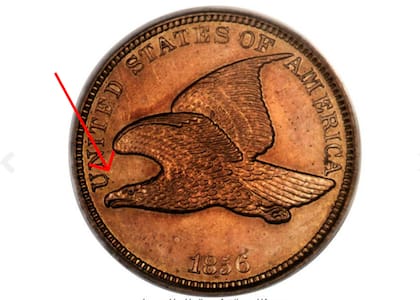 La parte trasera de la moneda de un centavo de 1856 muestra una punta de diagnóstico debajo de la letra "U"