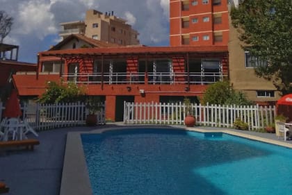 La parte trasera del hotel, con la pileta