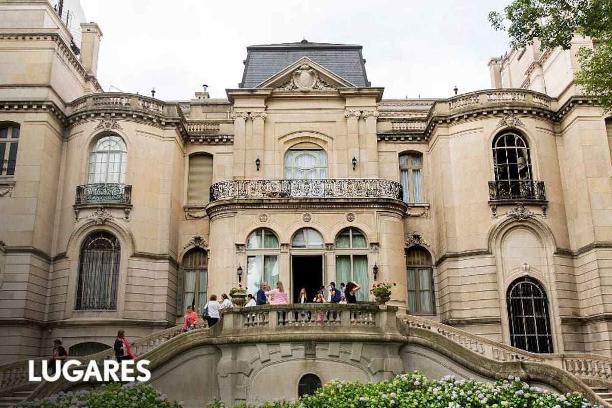 La parte trasera y los jardines hacen al encanto del palacio.