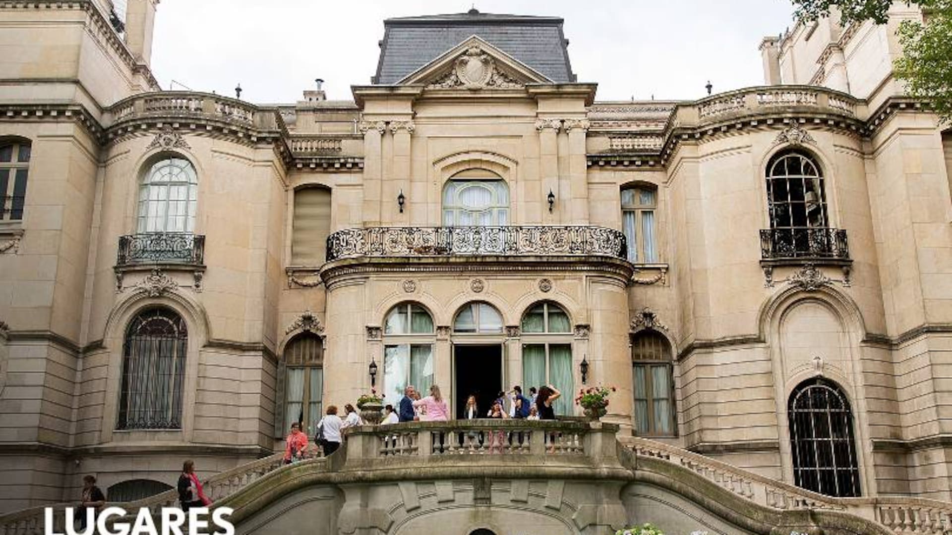 La parte trasera y los jardines hacen al encanto del palacio.