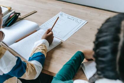 La participación activa de los padres en eventos escolares contribuye significativamente a la adaptación exitosa de un niño a su nuevo colegio (Foto Pexels)