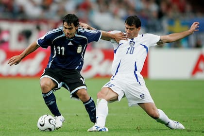 La participación con Serbia y Montenegro quedaría marcada por la famosa goleada ante la Argentina; en la imagen, Stankovic marca a Carlos Tevez