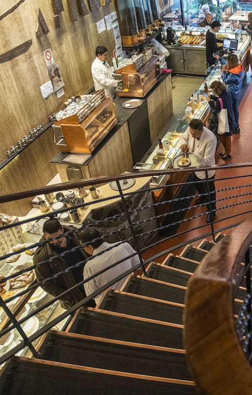 La particular escalera del Florida Garden desemboca en el centro del salón