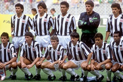 La particular vestimenta de Costa Rica para enfrentarse con Brasil en Italia 90
