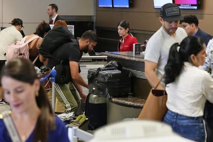 La partida de un vuelo de Avianca hacia Colombia en el aeropuerto Fort Worth de Dallas