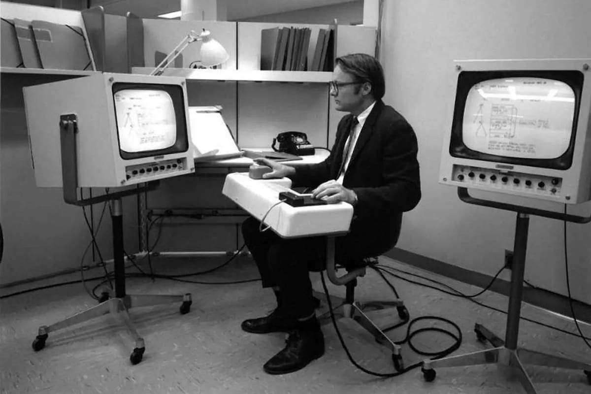 La partida del ingeniero que diseñó el primer mouse y algunas reflexiones sobre visionarios y burócratas. En la foto, English prueba la revolucionaria interfaz que desarrolló junto con Douglas Engelbart