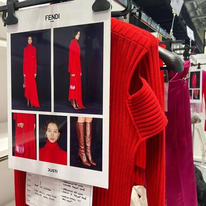 La pasada de la argentina Justina Ageitos en el backstage del desfile otoño-invierno de Fendi