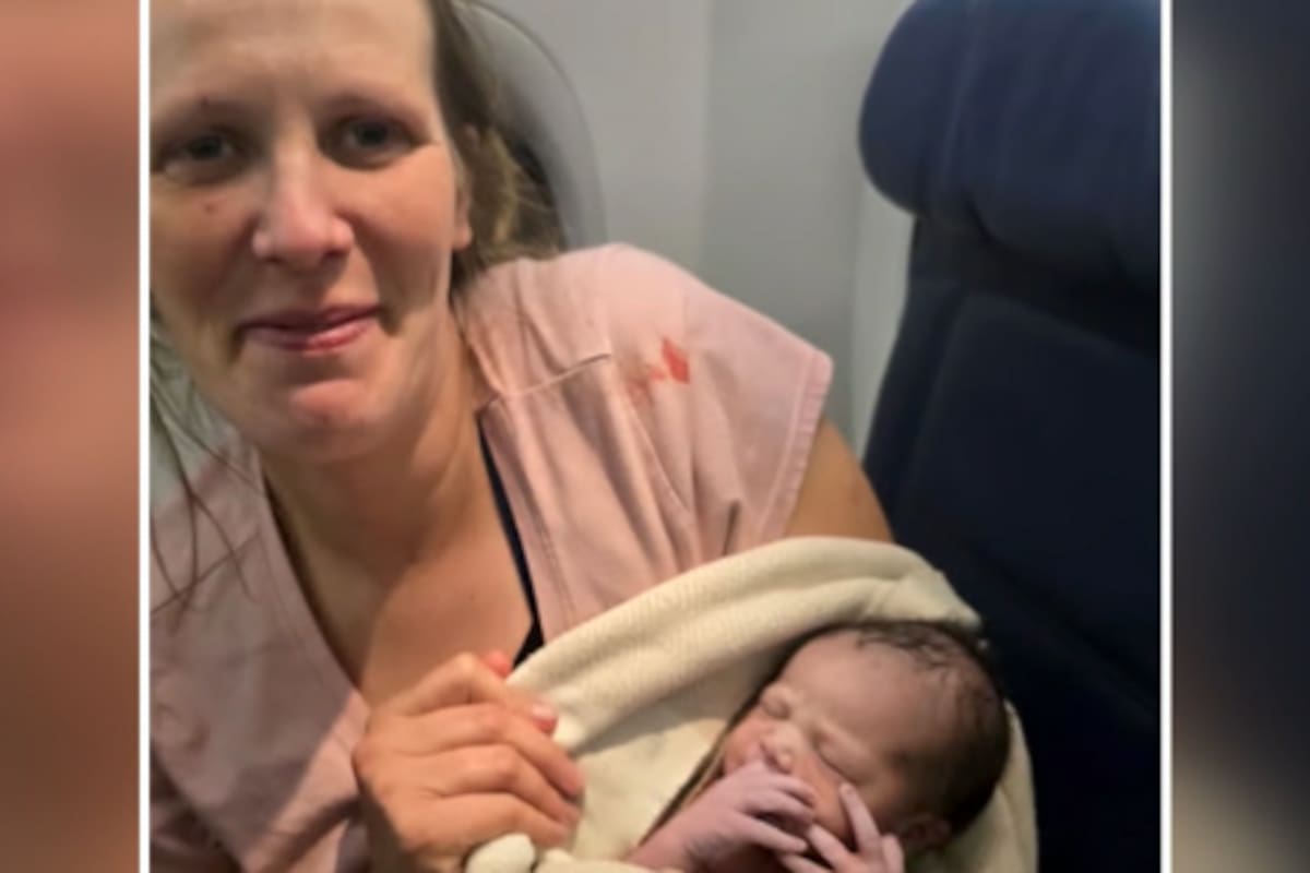 La pasajera junto a su hijo arriba del avión