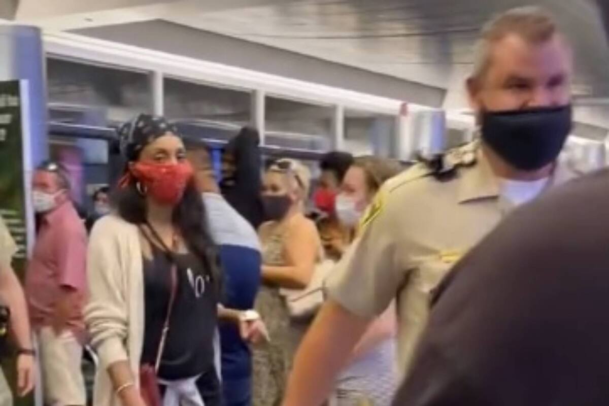 La pasajera que se negó a apagar su celular, al salir del avión junto al resto de los pasajeros, fue escoltada por la Policía.