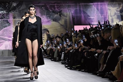 La pasarela de Dior homenajeó a la bailarina y cantante Josephine Baker y a los diseños de los años 20.