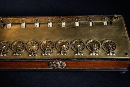 La pascalina era capaz de realizar sumas, restas, multiplicaciones y divisiones, y la que nos atañe mide 36 x 12,5 x 6,5 cm.