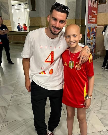 La pasión de María por el fútbol la llevó a acompañar de cerca a la selección española durante los últimos años (Foto: Instagram @mariacmfutbolera)