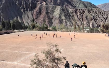 La pasión futbolera se vive en todo el país (Foto: Google Street View)