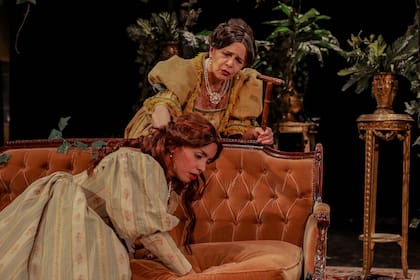 Paloma Contreras y Leonor Mando, la hija con su madre en la vida real y en La pasión según Teresa Von Hauptbanhof, obra de teatro filmado del Teatro Cervantes