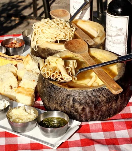 La pasta alla ruota de Vaffanculo, servida en una horma de queso, es una opción para celebrar el Día de la Pasta