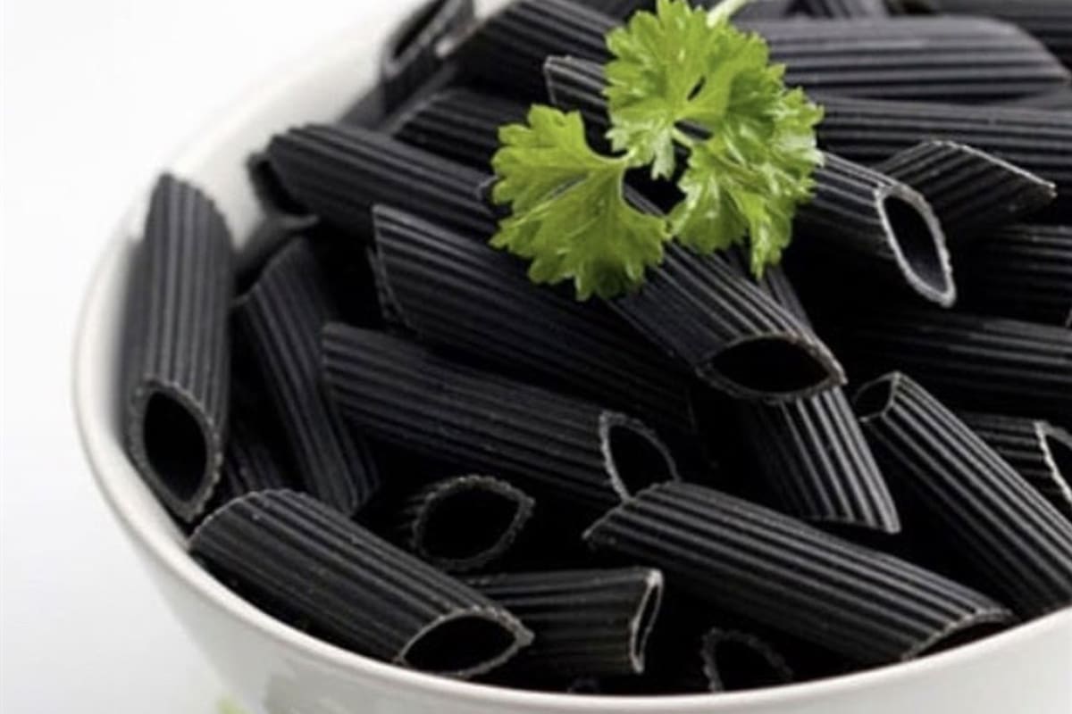 La pasta italiana de tinta de calama es otro ejemplo de comestibles que responden a la tendencia que hace furor en la gastronomía