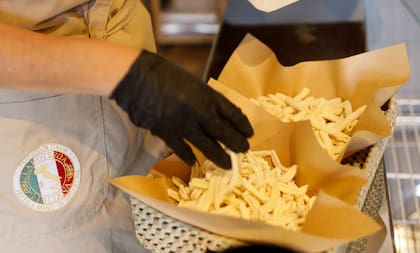 La pasta seca se hace con sémola, la particularidad es que pasa por un molde en bronce que le da una rugosidad que la distingue
