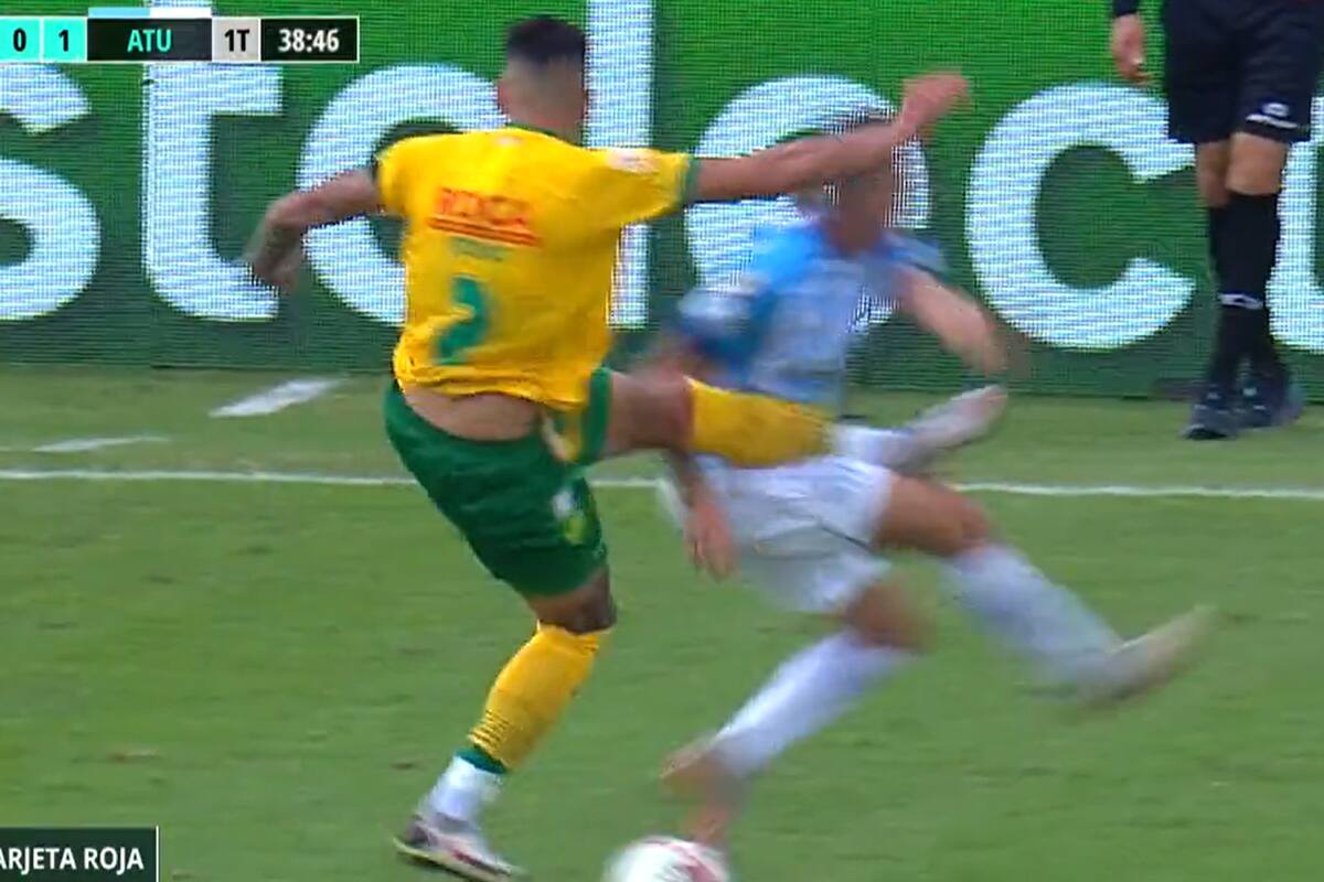 La patada al estómago de Adonis Frías, defensor de Defensa y Justicia, a Risso Patrón (Atlético Tucumán). Según Lamolina y el VAR, solo amarilla