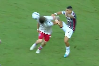 La patada de André sobre Nuss, de Argentinos: el árbitro sólo le mostró tarjeta amarilla al jugador de Fluminense