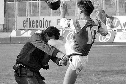 La patada de Boban impacta contra el policía serbio; el joven futbolista, de 21 años, se convirtió en una bandera de la causa nacionalista croata