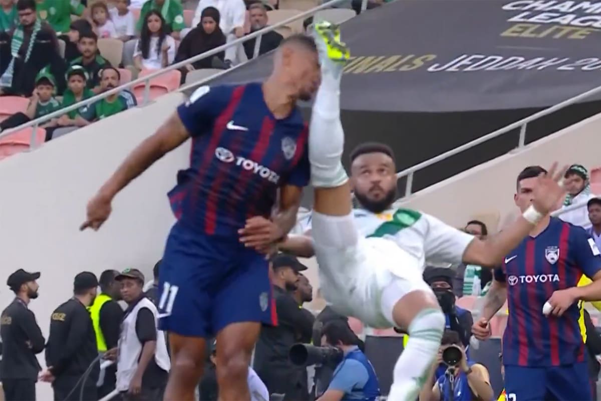 La patada de chilena de Ali Majrashi a Jairo de Macedo Da Silva, en Al-Ahli vs. Johor, por la Champions League de Asia; el brasileño quedó inconsciente.