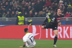 La patada de Cuti Romero contra Sandro Tonali en la derrota del Tottenham ante Milan