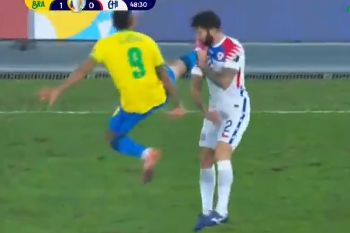 La patada de Gabriel Jesús a Mena.