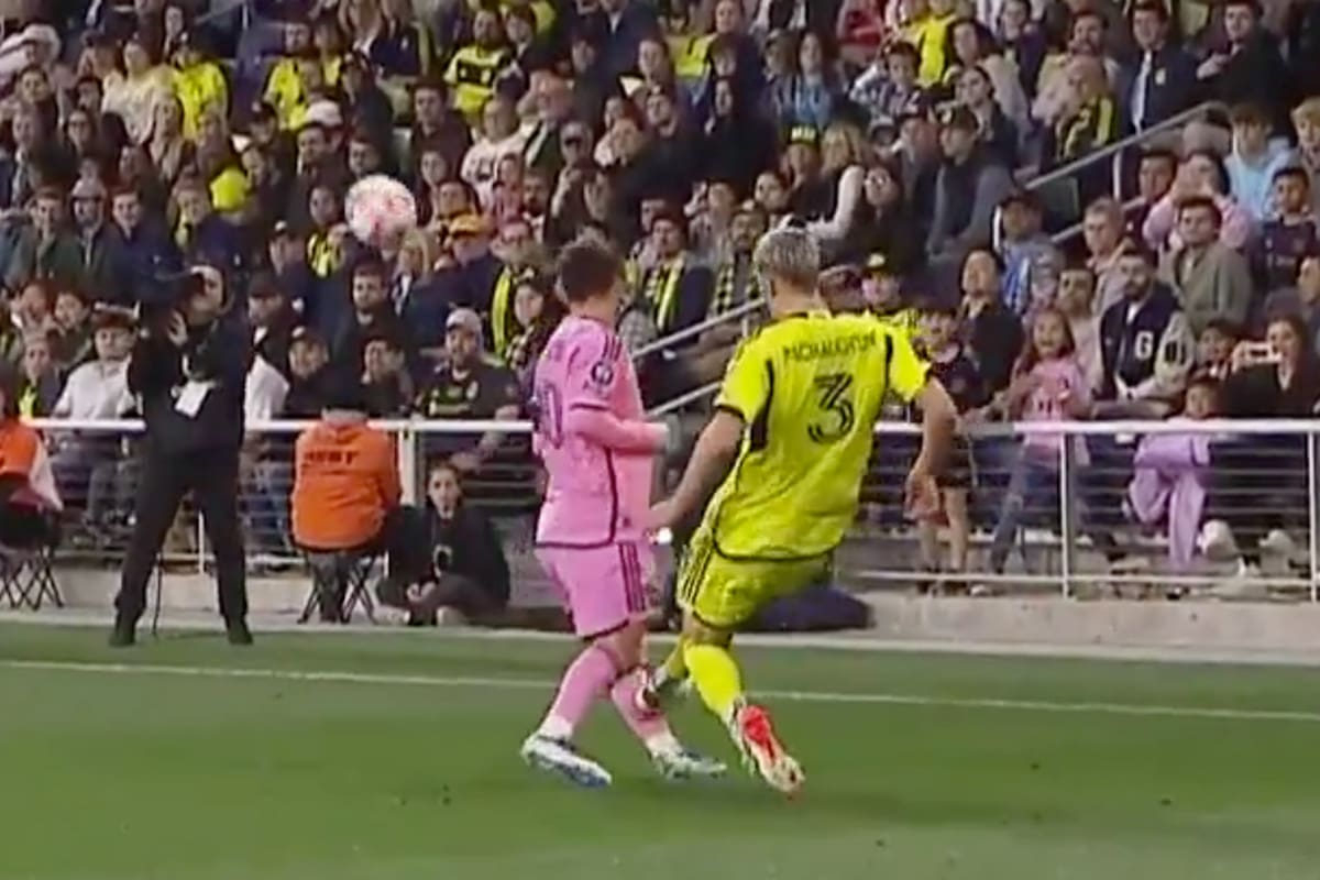 La patada de Lukas Macnaughton a Lionel Messi