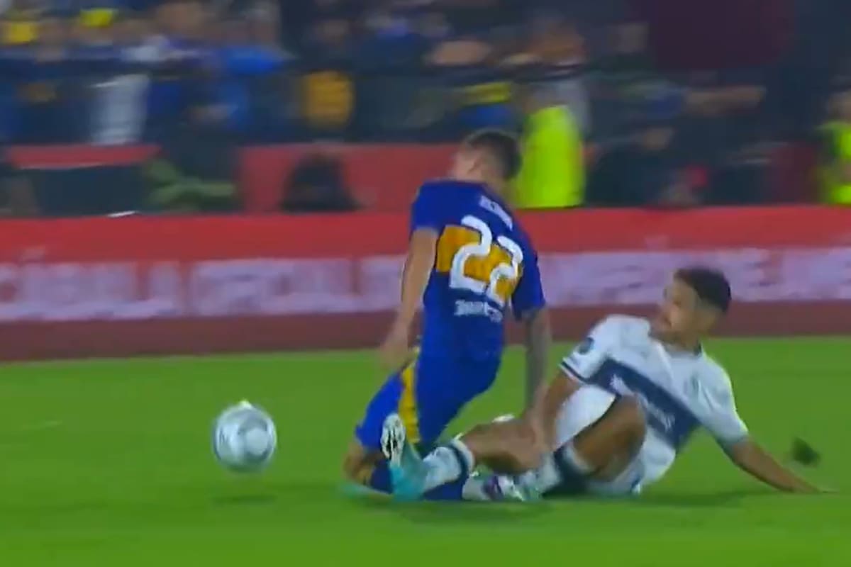 La patada de Nicolás Garayalde a Kevín Zenón, que no pudo seguir jugando y se fue llorando del campo de juego