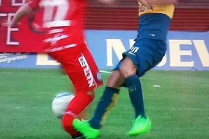 La patada de Tevez a Ham