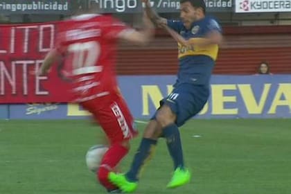La patada de Tevez contra Ham