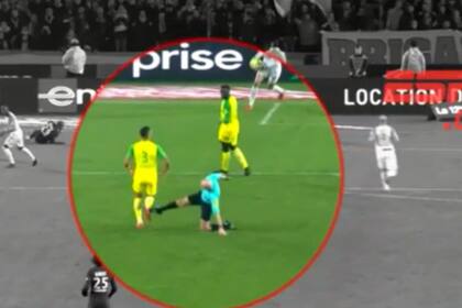 La patada del árbitro, tras tropezar con el defensor Diego Carlos