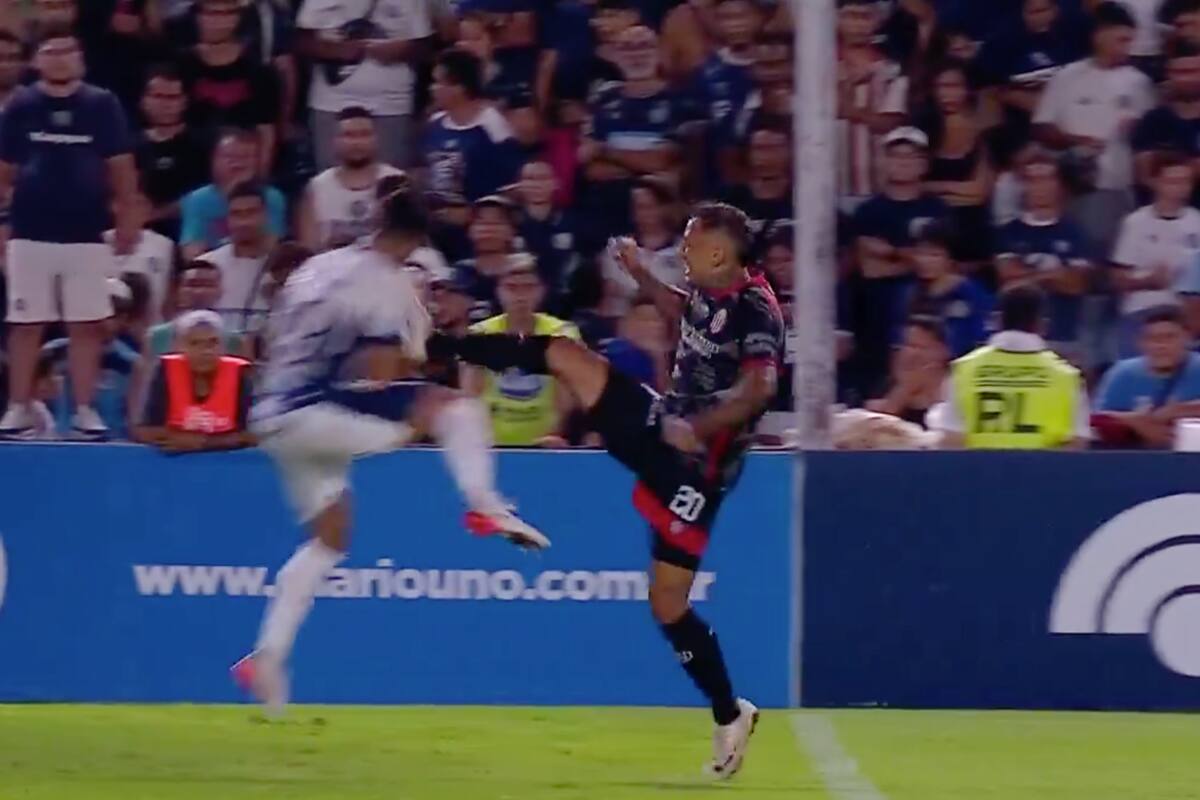 La patada del uruguayo Jonathan Candia (Barracas Central) a Luciano Abecasis (Independiente Rivadavia, de Mendoza) que le valió la expulsión