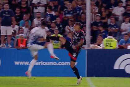 La patada del uruguayo Jonathan Candia (Barracas Central) a Luciano Abecasis (Independiente Rivadavia, de Mendoza) que le valió la expulsión