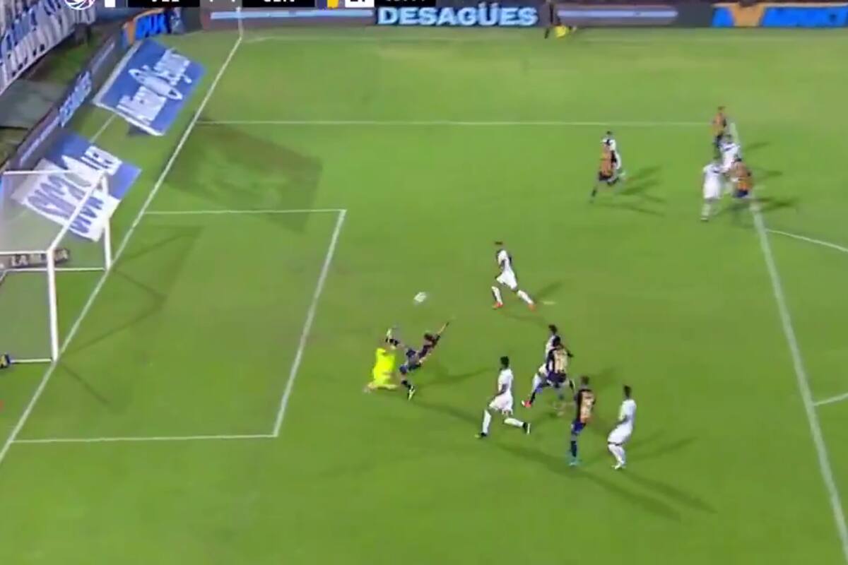 La patada imprudente de Zapmpedri que dejó tendido al arquero de Vélez