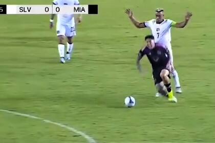 La patada que recibió Facundo Farías en el amistoso entre Inter Miami y El Salvador