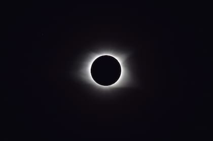 El eclipse total de Sol es una actividad de riesgo si uno quiere seguirlo al aire libre