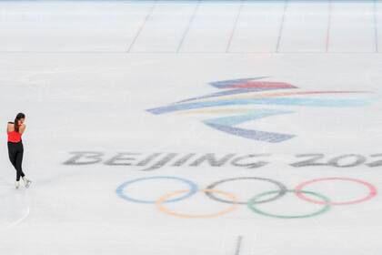 La patinadora alemana Nicole Schott entrena en el Capital Indoor Stadium antes del inicio de los Juegos Olímpicos de Beijing, el 2 de febrero de 2022, en Beijing. (AP Foto/Bernat Armangué)