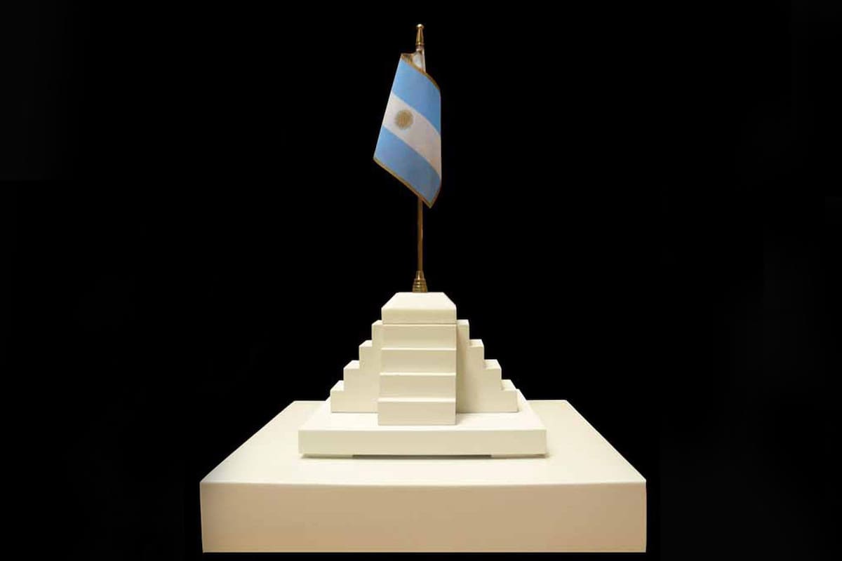 La Patria 2011-35x15,5x15,5cm de Nora Iniesta