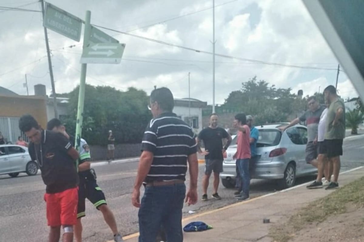 La patrulla de policía, desprende al delincuente del poste al que estaba sujeto