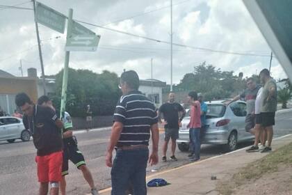 La patrulla de policía, desprende al delincuente del poste al que estaba sujeto