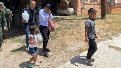 La patrulla fronteriza brindó asistencia a la familia venezolana en Eagle Pass y luego se la llevó