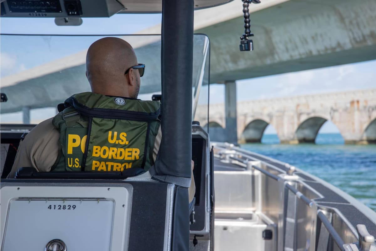 La Patrulla Fronteriza informó sobre el arresto de 19 personas que intentaban cruzar ilegalmente por túneles de drenaje en San Diego