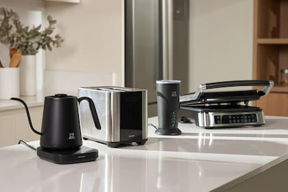 La pava eléctrica Brest, la tostadora Limoges, el espumador de leche Arles y el grill Annecy, de Peugeot