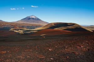 La Payunia, a 130 km de Malargüe, concentra 800 conos volcánicos cuyas manifestaciones configuraron un paisaje digno de otra parte, comparable a Marte.