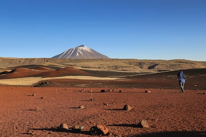 La zona de Los Colores, en el circuito de volcanes de La Payunia. Allí se destaca el Payún Liso.