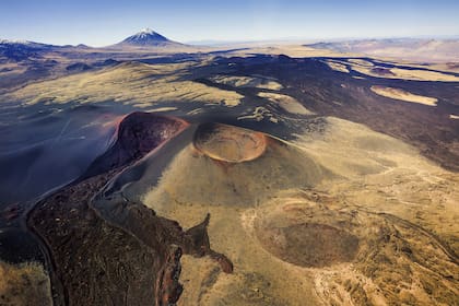 Sobrevuelo de la Payunia, donde se da una de las mayores concentraciones de volcanes de la Tierra.