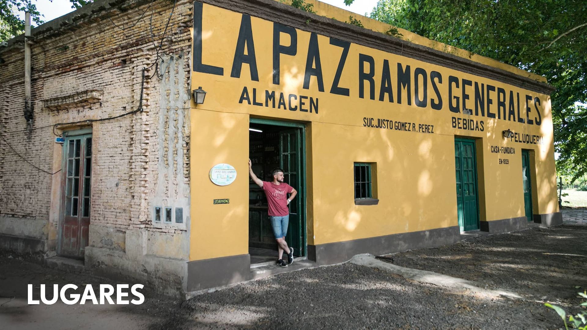 Las paredes amarillas del Almacén La Paz son parte de su tradición y marca registrada.
